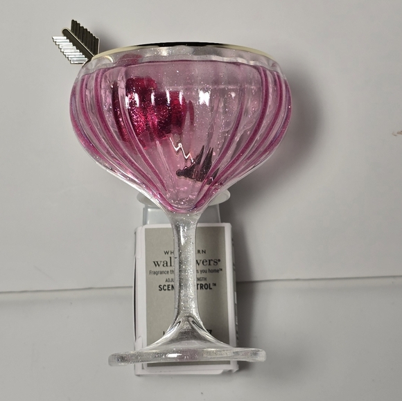 White barn bbw V-day valentines drink light up scent control wallflower Nwt - Picture 3 of 5
